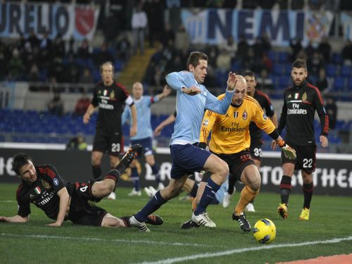 ''Lazio'' sāpina ''Milan''; Milito un Mikoli uguņo jeb 8 vārtu trilleris Milānā