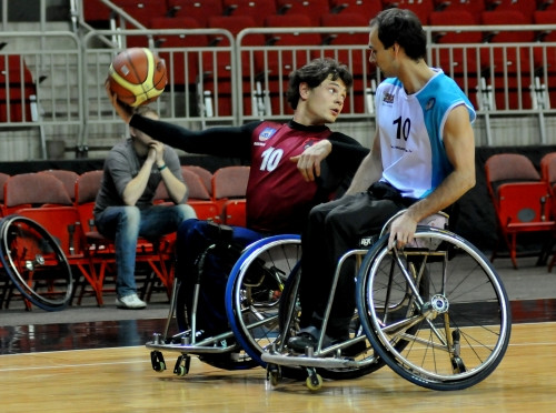 Basketbola diena: Ratiņbasketbola spēlē uzvar rīdzinieki