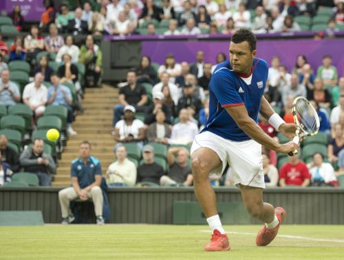 Džokovičs un Tsonga uzvar trīs setos