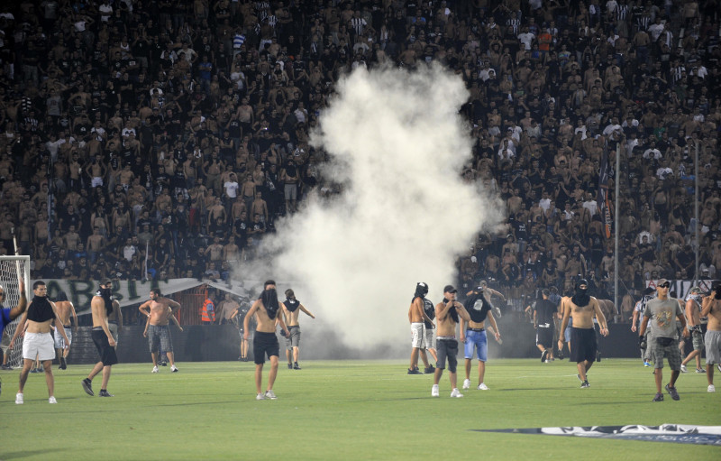 UEFA par fanu izdarībām piešķir PAOK un "Rapid" gada diskvalifikāciju