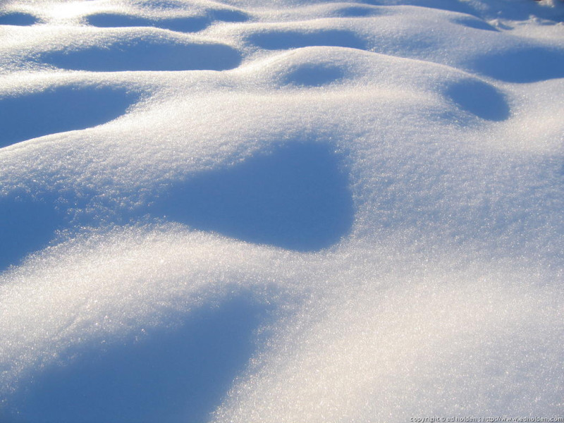 Februāra vidū gaidāms stiprs sniegs un sals. Tīriet laikus ēku jumtus!