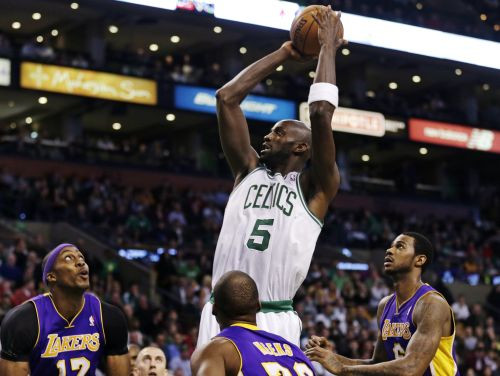 "Celtics” sakauj "Lakers”, Gārnetam 25 000. punkts karjerā