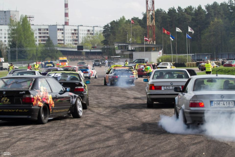 Latvijas drifta sezonu atklāj ar sīvām cīņām un grandiozu šovu