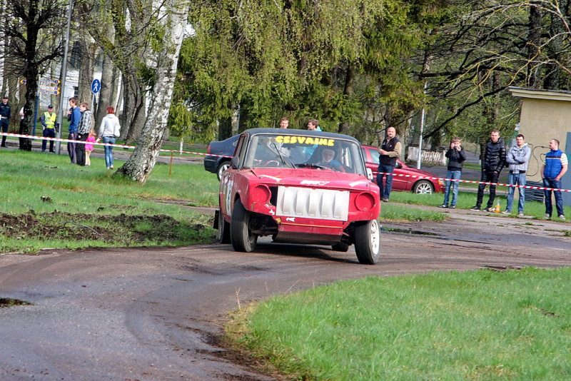 Rallija supersprinta dalībnieki sacenšas Ķemeru ielās