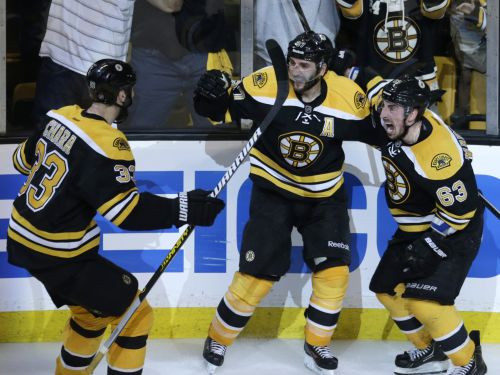 "Bruins" izcīna dramatisku uzvaru 2. pagarinājumā, sērijā 3-0