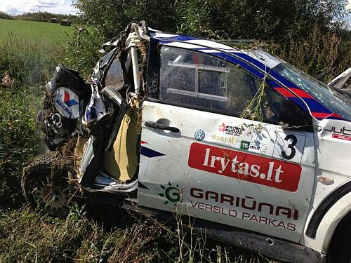 Lietuviešu rallists Šveds avārijā pilnībā iznīcina mašīnu, taču izdzīvo