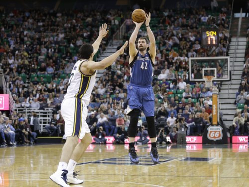 Lavam pirmais triple-double karjerā; "Hawks" pārtrauc astoņu zaudējumu sēriju