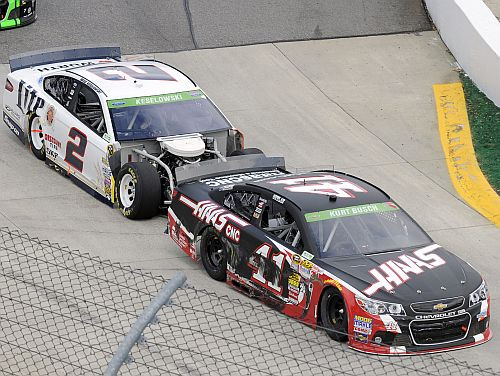 Video: Pilots NASCAR sacīkstēs atgriežas trasē, lai atriebtos konkurentam