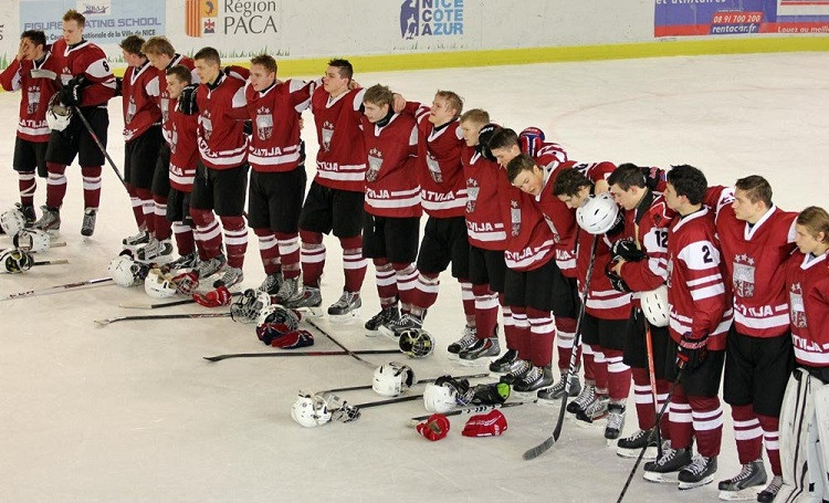 Latvijas jaunie hokejisti sakauj arī francūžus