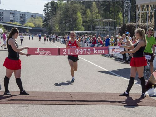 Biķernieku pusmaratonā uzvar Žolnerovičs un Ābele