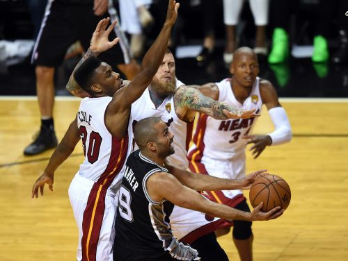 "Spurs" ar +21 sakauj "Heat" un nonāk uzvaras attālumā no titula
