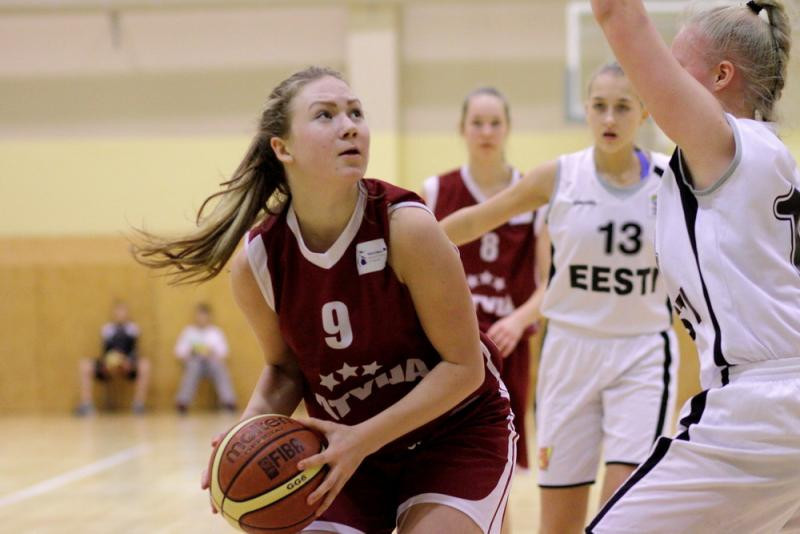 Hudjakova un Pāvelsone izceļas U18 meiteņu uzvarā pār Lietuvu