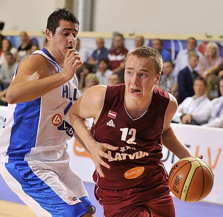 Strautiņam double-double, U18 izlasei uzvara pār Turciju