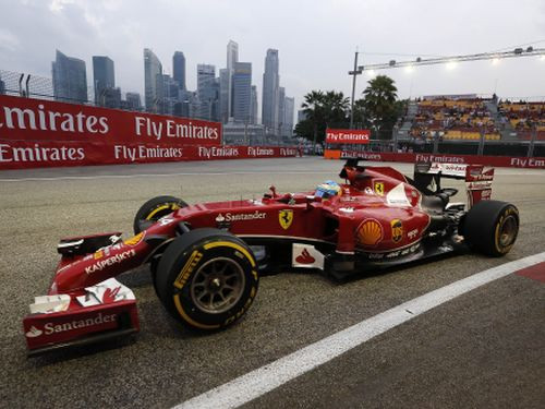 Alonso un Hamiltons ātrākie Singapūras treniņbraucienos