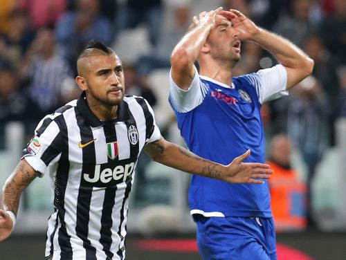 Vidālam divi vārti "Juventus" drošā uzvarā, "Roma" izglābjas 88. minūtē