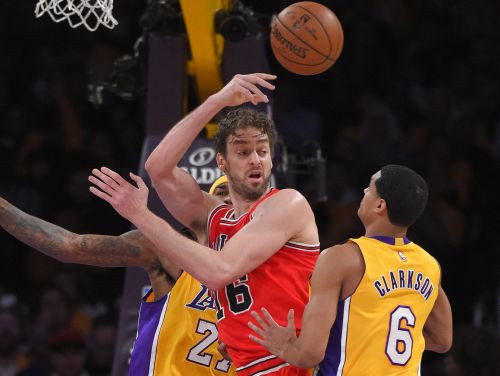 "Lakers" smagā cīņā pieveic "Bulls" un pārtrauc 9 zaudējumu sēriju