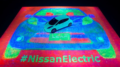Nissan LEAF pārtop par iespaidīgu un tumsā spīdošu gleznu!