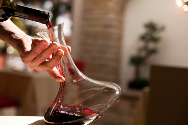 Kā pareizi dekantēt vīnu?