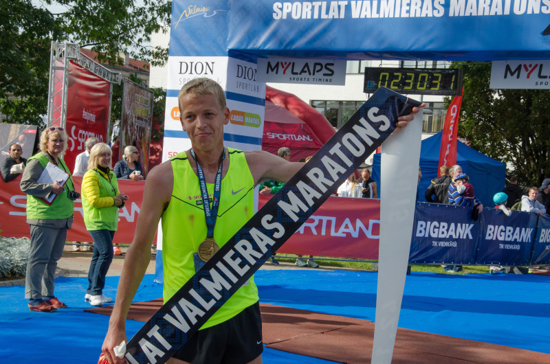 Kristaps Bērziņš un Kitija Valtere - jaunie Latvijas čempioni maratonā