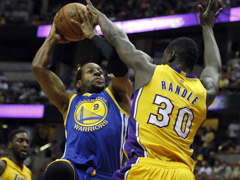 NBA čempioni pēdējā pārbaudes spēlē sagrauj "Lakers"