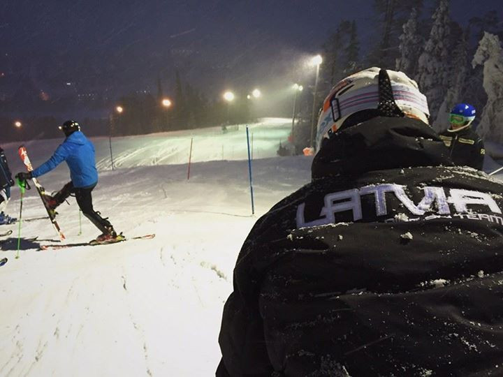 Miks Zvejnieks desmitniekā FIS slalomā Zviedrijā otrajā dienā