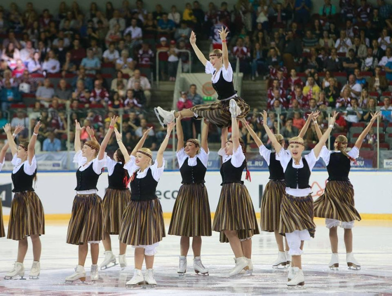 Sinhronās daiļslidotājas valsts čempionātā sāks ar "Welcome to my country"