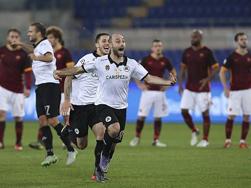 ''Roma'' piedzīvo fiasko Itālijas kausā, ''Juventus'' sagrauj ''Torino''