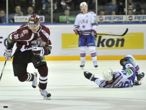 Rīgas "Dinamo" sastāvā oficiāli paliek četri hokejisti
