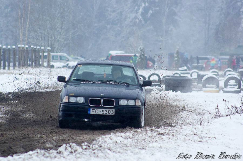 Druvas lidlaukā ziemīgos apstākļos aizvadītas auto sprinta sacensības