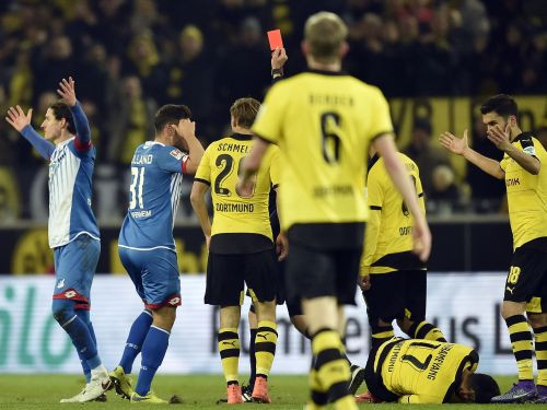 Dortmunde pēdējās 10 minūtes izglābjas un izcīna grūtu uzvaru