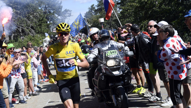 Neprāts "Tour de France": līderis spiests pamest velosipēdu un skriet pretī finišam