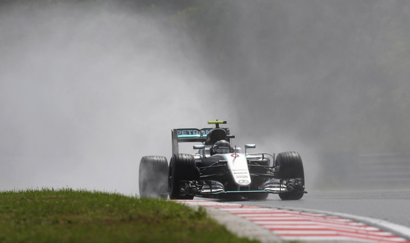 Vairākkārt pārtrauktā Ungārijas kvalifikācijā Rosbergs izcīna pirmo starta pozīciju