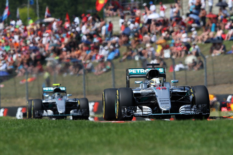 Hamiltons uzveic Rosbergu F1 posmā Ungārijā