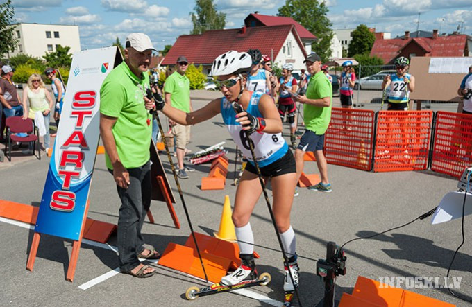 Latvijai trešā vieta PK posmā rollerslēpošanā sprintā juniorēm (video)