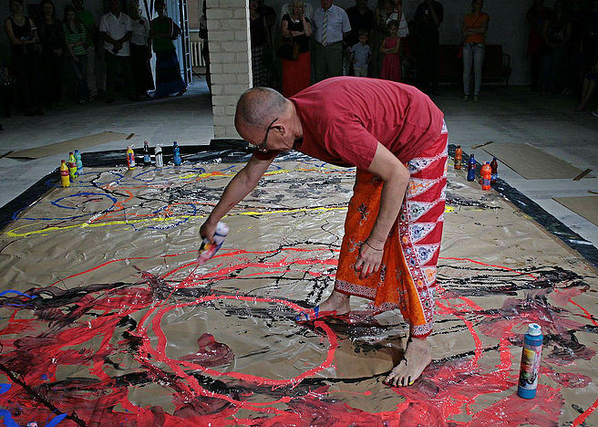 Kokmuižas svētku programmā - mākslas performance "Action painting"