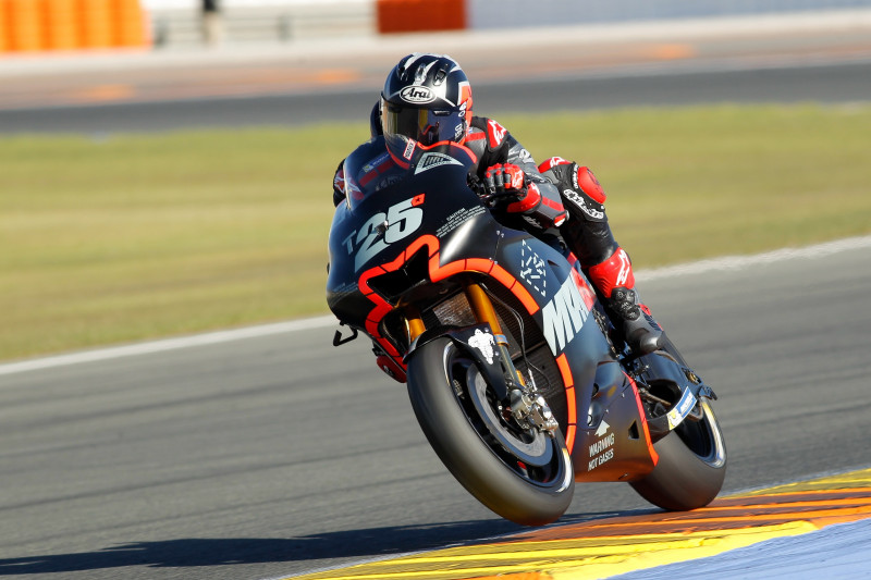 ''Suzuki'' debitantam MotoGP otrās dienas testos smags kritiens