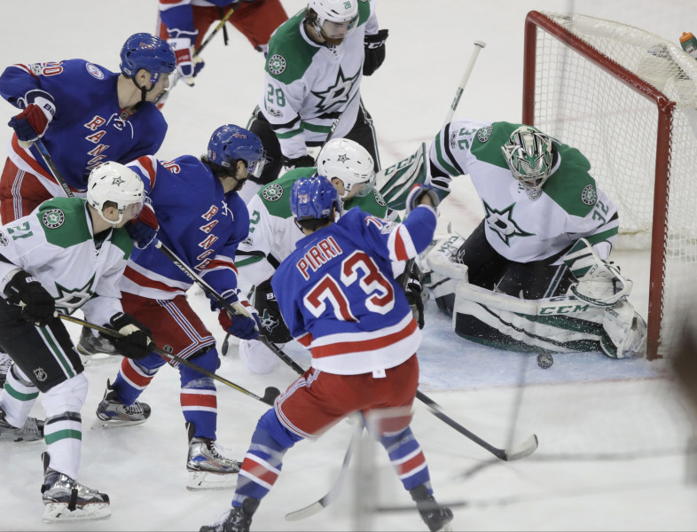 ''Stars'' uzvar 13 vārtu spēlē, ''Islanders'' atlaiž galveno treneri