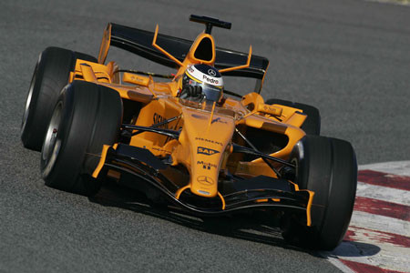 "McLaren" beidzot gatavojas prezentēt krasi atšķirīgu mašīnu krāsojumu