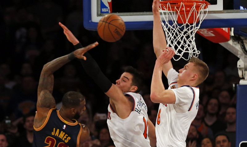 Porziņģim 9+8, Lebronam 32+10, ''Knicks'' zaudē čempionei