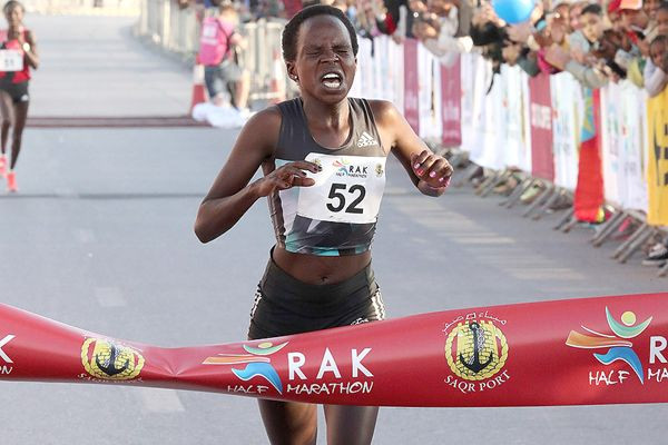 Kenijas skrējēja Jepčirčira labo pasaules rekordu pusmaratonā