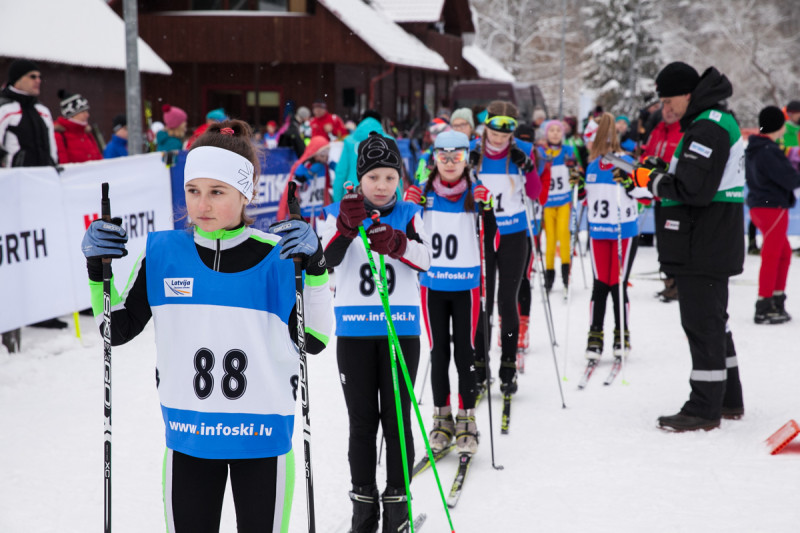 Piecām sporta skolām uzvaras sprintā jauniešu grupās LČ slēpošanā