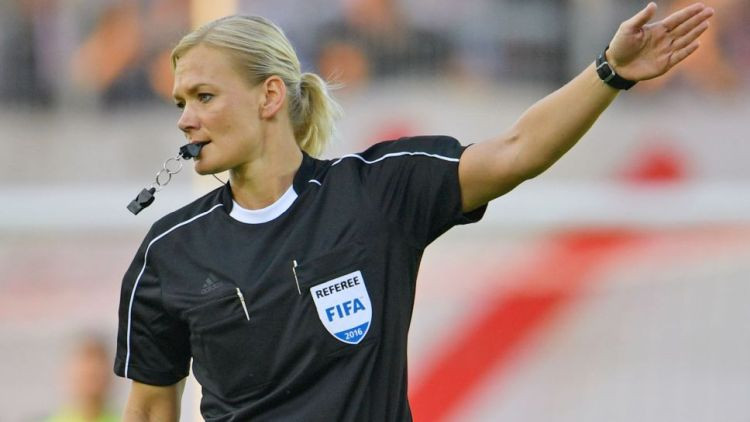 Vācijas Bundeslīgas spēles pirmoreiz tiesās sieviete