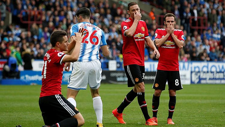 "Chelsea" izglābjas par mata tiesu, "Huddersfield" šokē Mančestras "United"