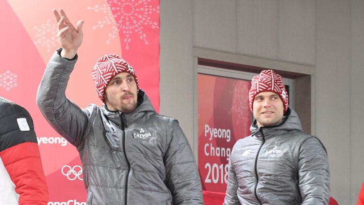 Olimpiskās čalas: apsveikumi bobslejistiem, premjeru priecē bronza "Pejončhanā"