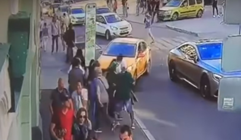 Maskavā taksists uzbraucis gājējiem, tostarp Meksikas līdzjutējiem (+video)
