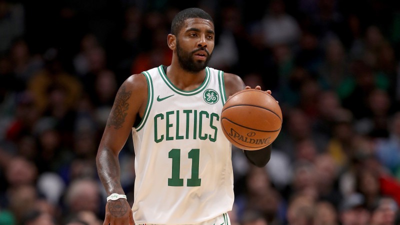 Bostonas "Celtics" līderis Ērvings sodīts par bumbas iemešanu tribīnēs