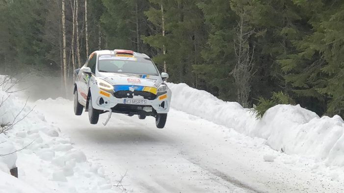 Sesks ilgstoši cīnās par vadību WRC posmā, bet dienas pēdējos dopos zaudē 35 minūtes
