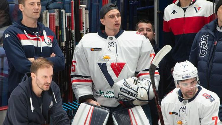 "Slovan" KHL spēlē kā rezerves vārtsargu piesaka ASV uzbrucēju