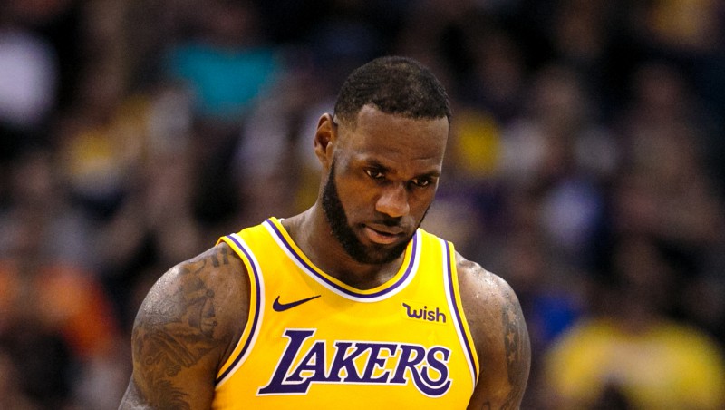 Džeimsa "Lakers" izgāžas Fīniksā, Mičela karjeras spēle aizēno Adetokunbo 43+14+8