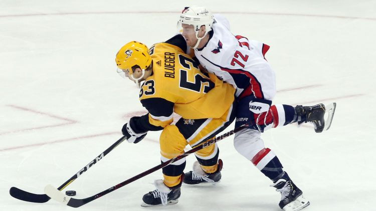 "Penguins" ar Bļugeru otrajā maiņā pieveic Vašingtonu, Malkinam 1000 punkti NHL